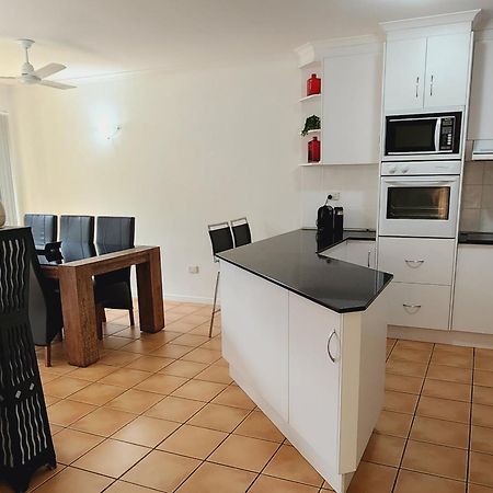 La Villa At Beach Court Airlie Beach Buitenkant foto