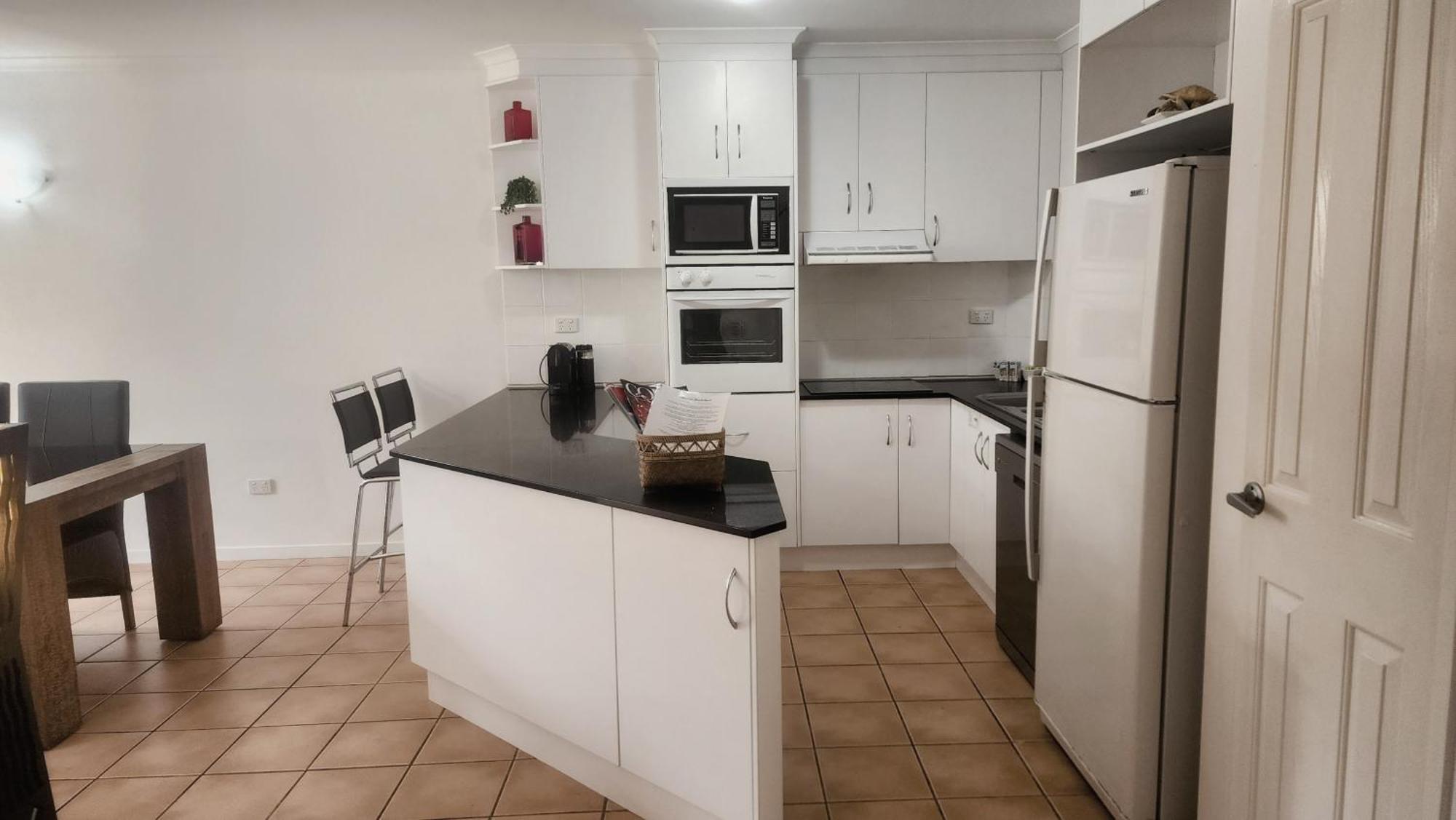 La Villa At Beach Court Airlie Beach Buitenkant foto